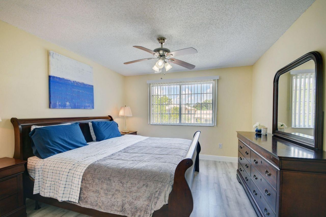 300 Crestwood Court N, Unit 307, Royal Palm Beach, FL 33411 Photo
