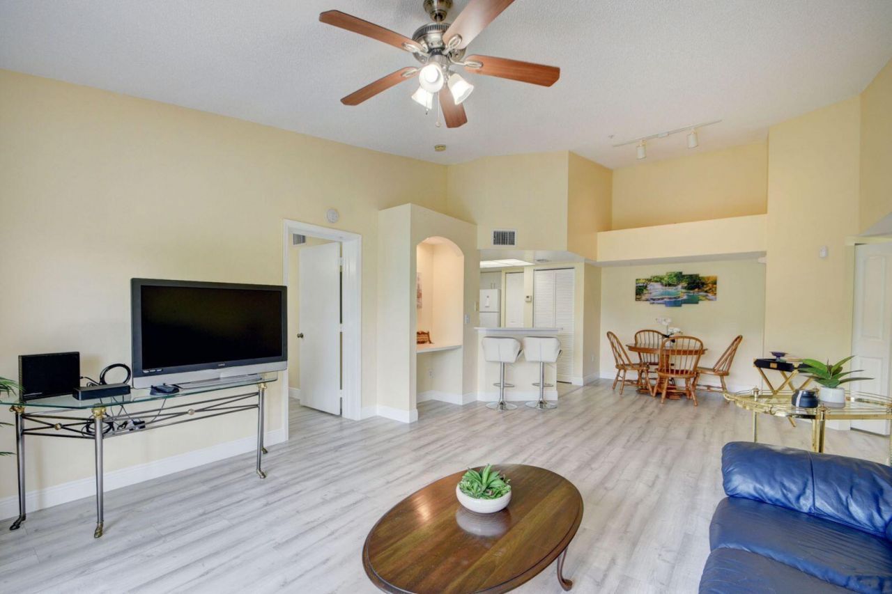 300 Crestwood Court N, Unit 307, Royal Palm Beach, FL 33411 Photo