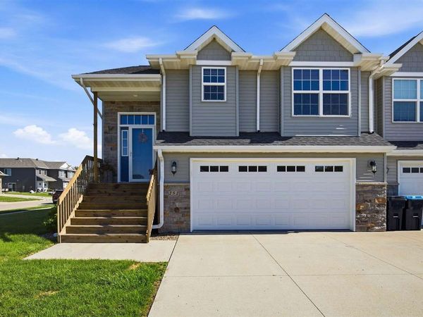 252 Sierra Park Dr, Hills, IA 52235