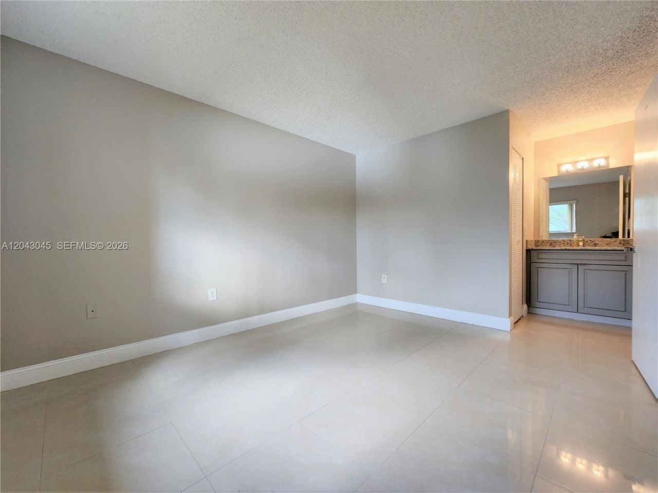 251 Palm Cir W , Unit 204, Pembroke Pines, FL 33025 Photo