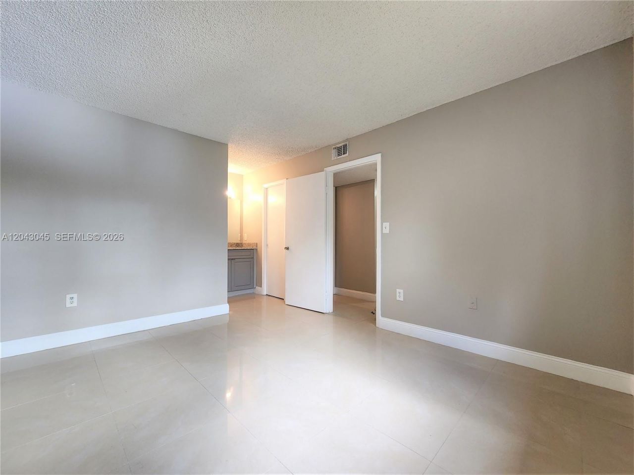 251 Palm Cir W , Unit 204, Pembroke Pines, FL 33025 Photo