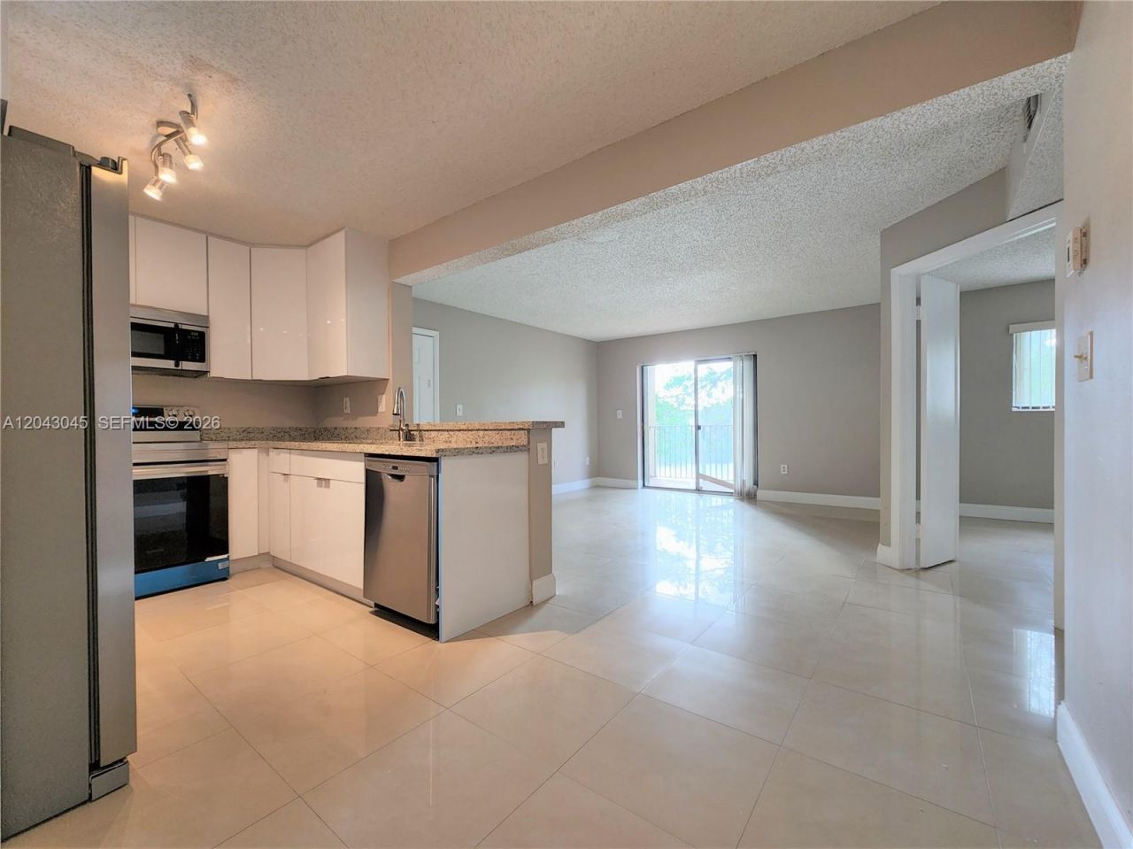 251 Palm Cir W , Unit 204, Pembroke Pines, FL 33025 Photo