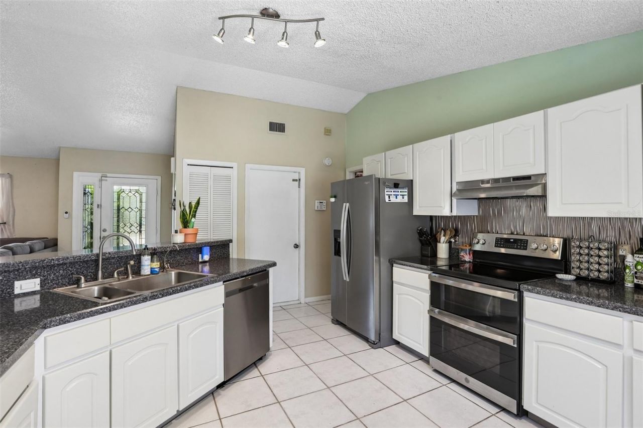 6805 Longpointe Way, Tampa, FL 33615 Photo