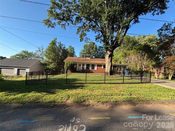 1921 4th Avenue NW, Hickory, NC 28601