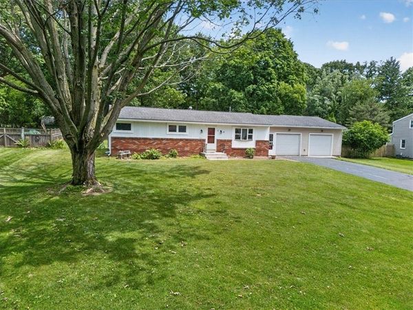17 Briarwood Lane , Fairport, NY 14450