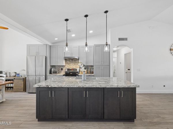 907 N MOUNTAIN Road, Mesa, AZ 85207
