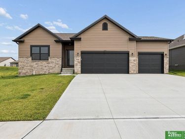 4910 Pinehill Road, Bellevue, NE 68133