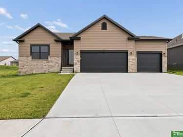 4910 Pinehill Road, Bellevue, NE 68133