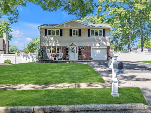 22 Villa Lane, Smithtown, NY 11787