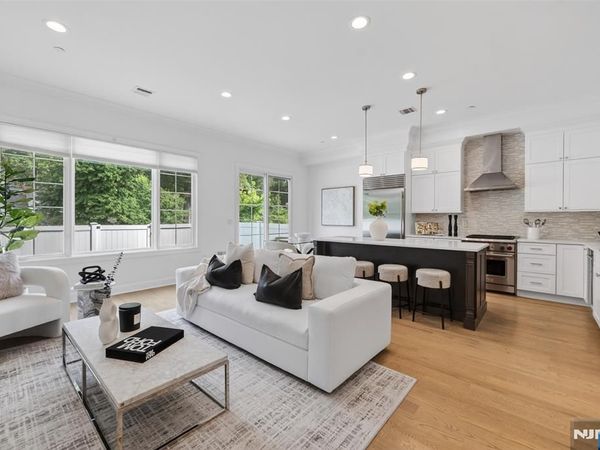 10 Gabriel Court, PARAMUS, NJ 07652