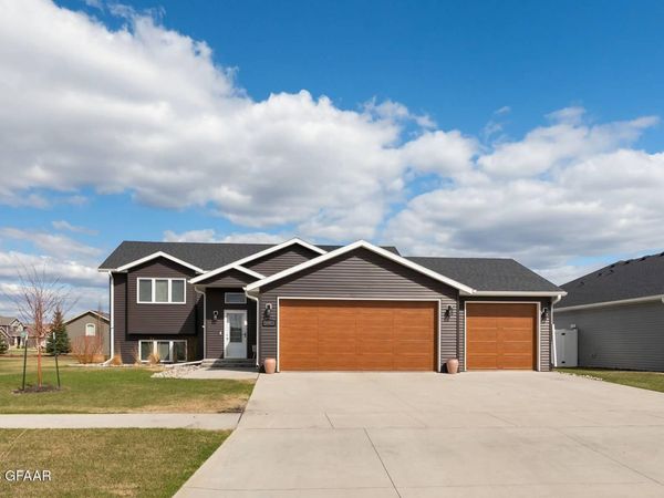 5983 PRAIRIEWOOD Drive , Grand Forks, ND 58201