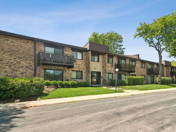 2642 N Windsor Drive , Unit 103, Arlington Heights, IL 60004