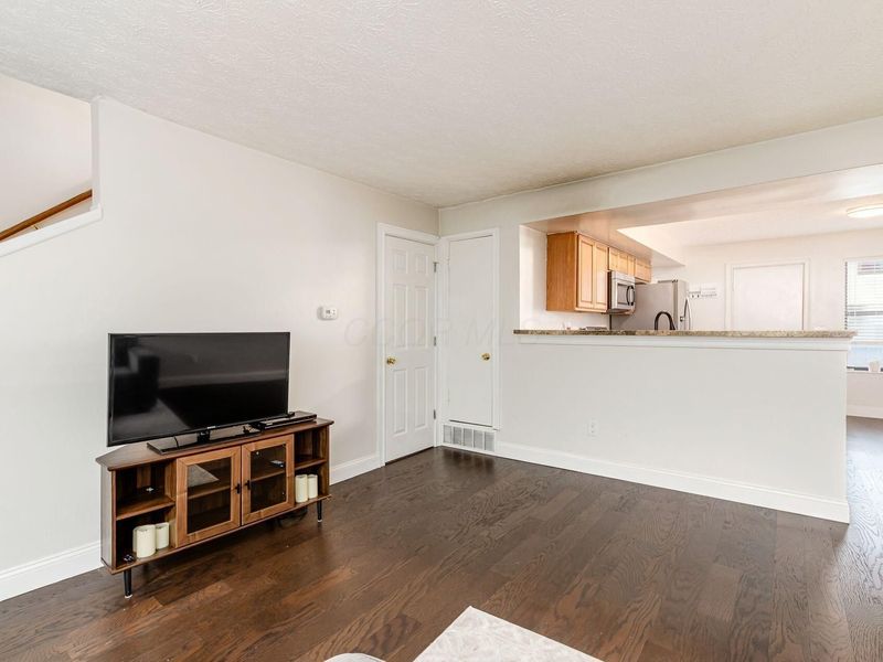 3238 Summertime Court, Unit 14, Columbus, OH 43221 Photo 6