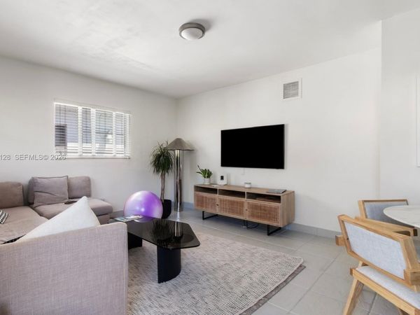1050 7th St , Unit 1050-3, Miami Beach, FL 33139