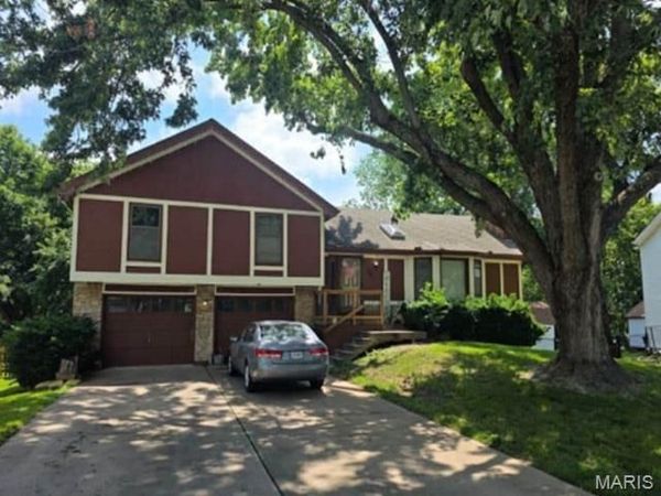 601 SE BRENTWOOD Drive, Lee's Summit, MO 64063