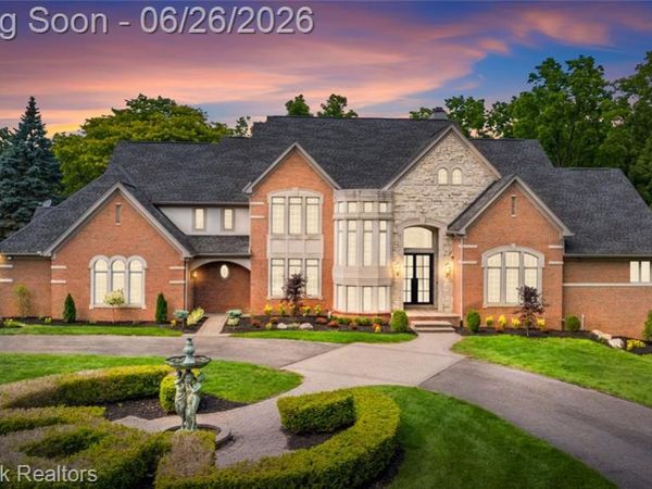 1888 W Tahquamenon Court, Bloomfield Hills, MI 48302