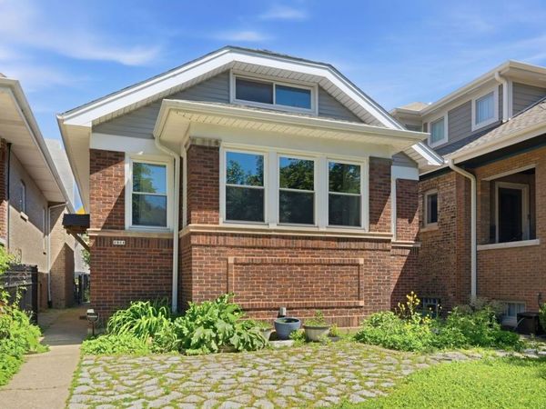 2924 W Giddings Street , Chicago, IL 60625