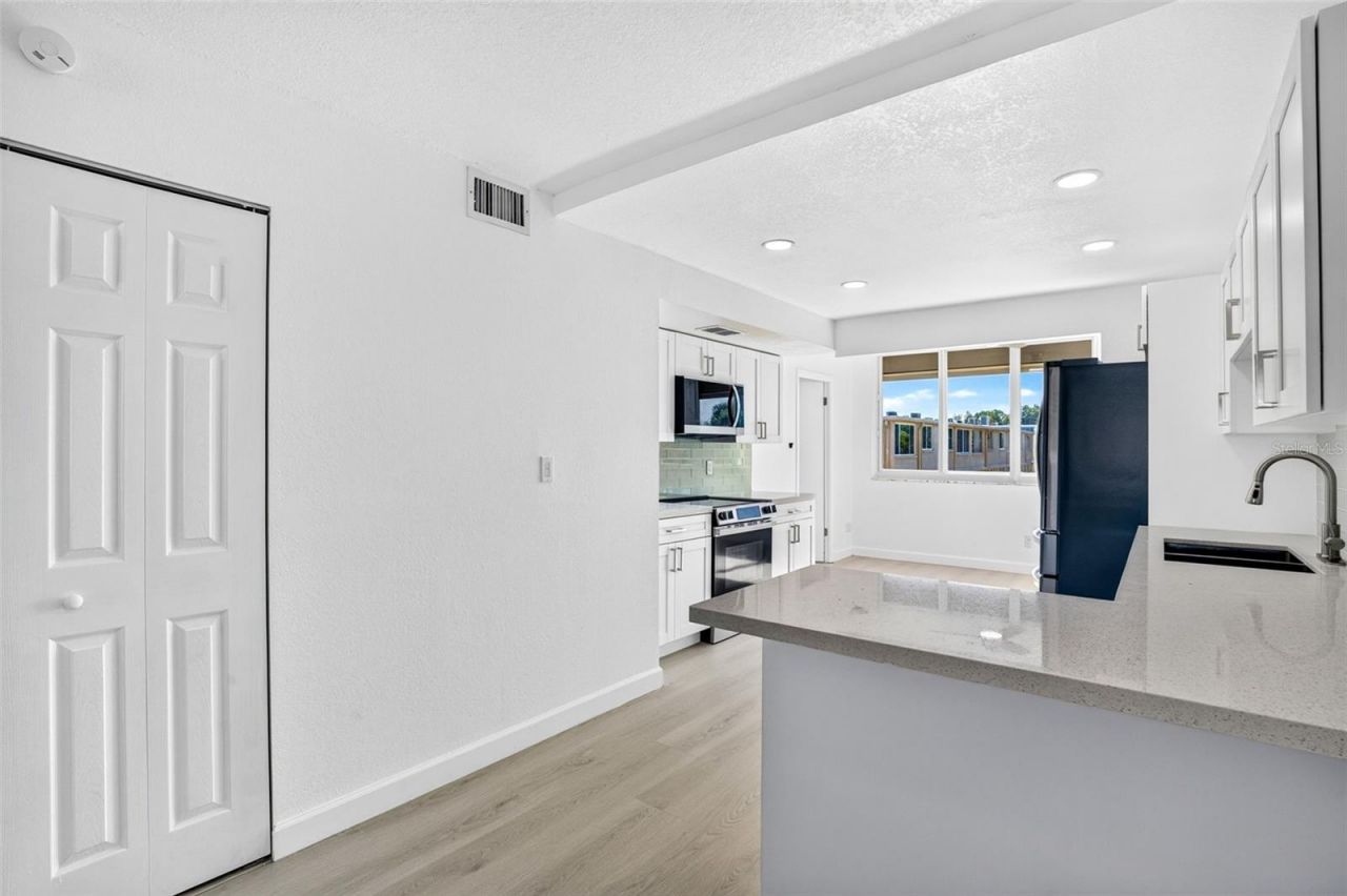 5095 Bay Street Ne, Unit 310, Saint Petersburg, FL 33703 Photo