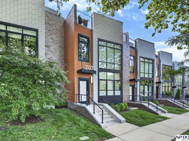 207 S 49th Street, Omaha, NE 68132