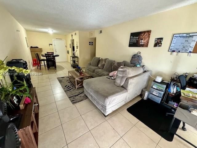 3700 NW 21st St , Unit 410, Lauderdale Lakes, FL 33311 Photo