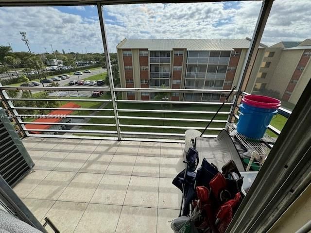 3700 NW 21st St , Unit 410, Lauderdale Lakes, FL 33311 Photo