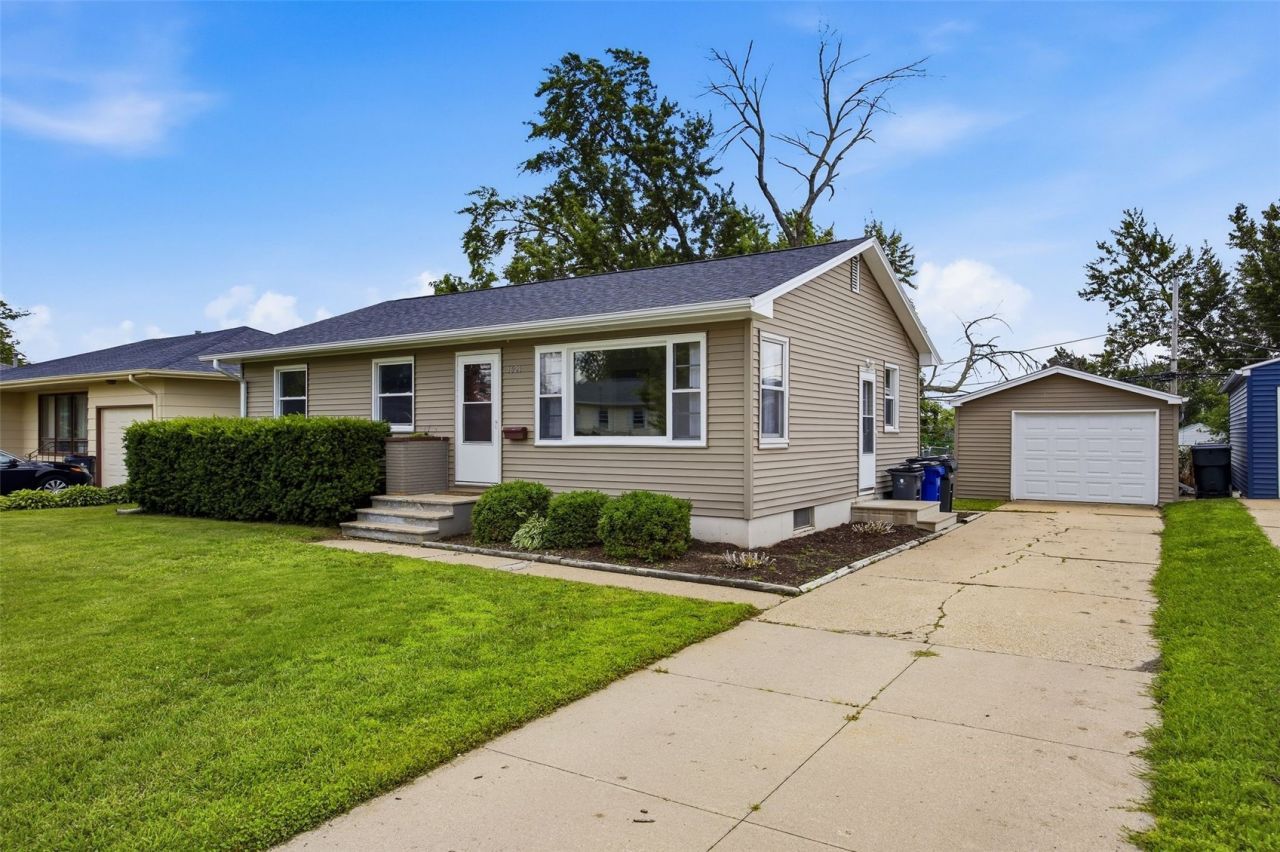 1621 47th St Ne, Cedar Rapids, IA 52402 Main Photo
