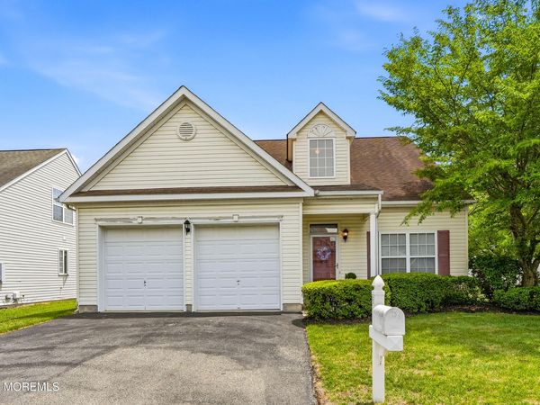 5 Holly Manor Court, Helmetta, NJ 08828