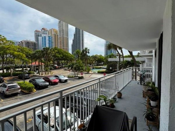 210 174th St , Unit M11, Sunny Isles Beach, FL 33160