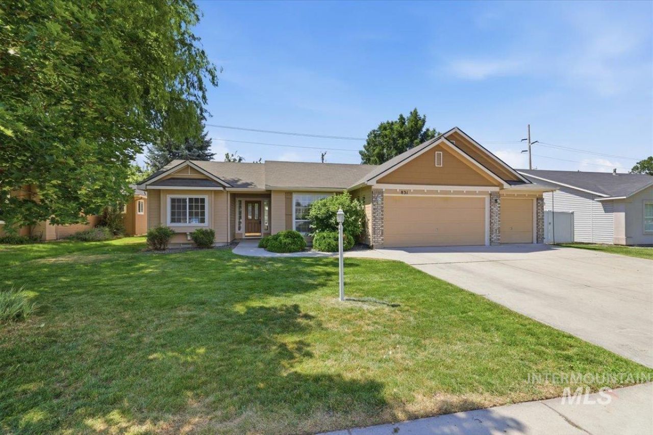 831 W Oakmont Ave, Nampa, ID 83686 Main Photo