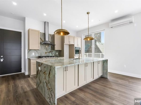 21 Lincoln Park 300, NEWARK, NJ 07102