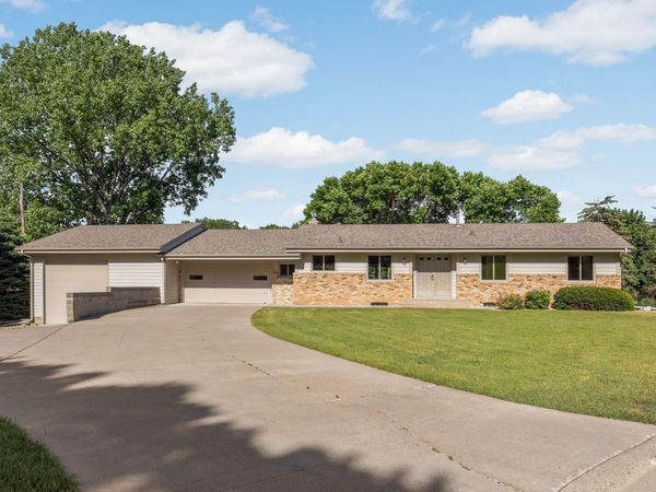 112 Mayo Drive, Burnsville, MN 55337