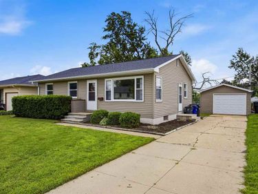 1621 47th St NE, Cedar Rapids, IA 52402