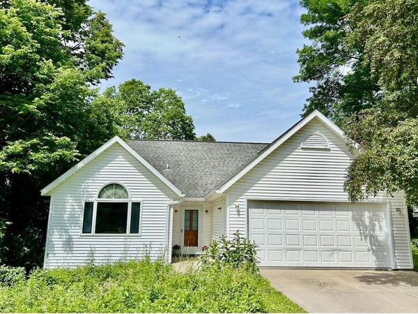 903 Ridge Road, Decorah, IA 52101