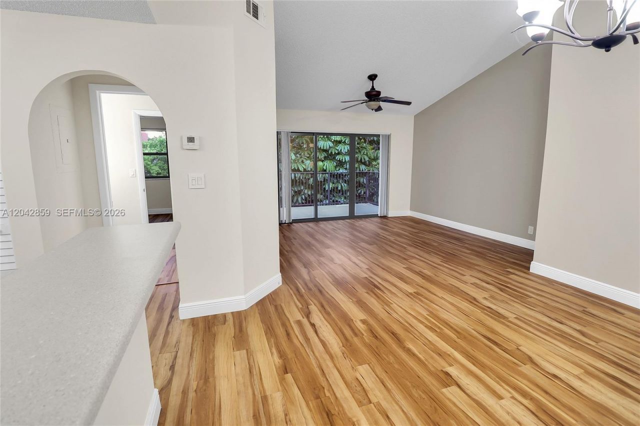 10111 W Sunrise Blvd , Unit 303, Plantation, FL 33322 Photo