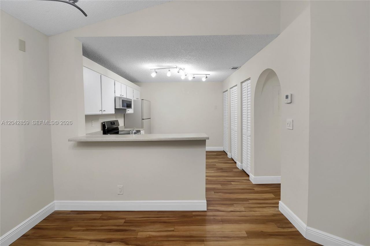 10111 W Sunrise Blvd , Unit 303, Plantation, FL 33322 Photo