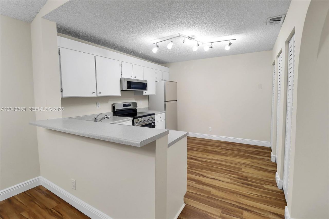 10111 W Sunrise Blvd , Unit 303, Plantation, FL 33322 Photo