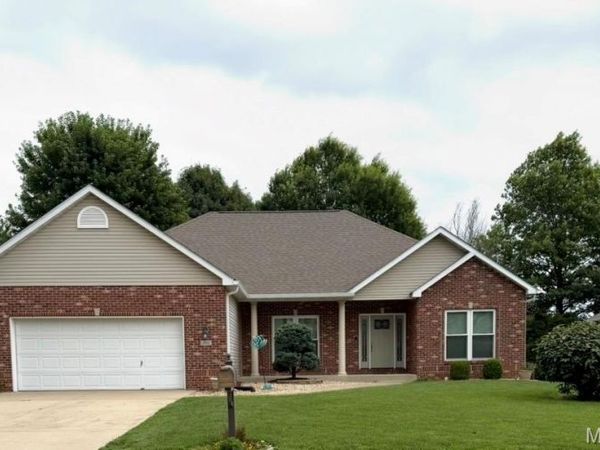 2612 Sandstone Drive, Maryville, IL 62062