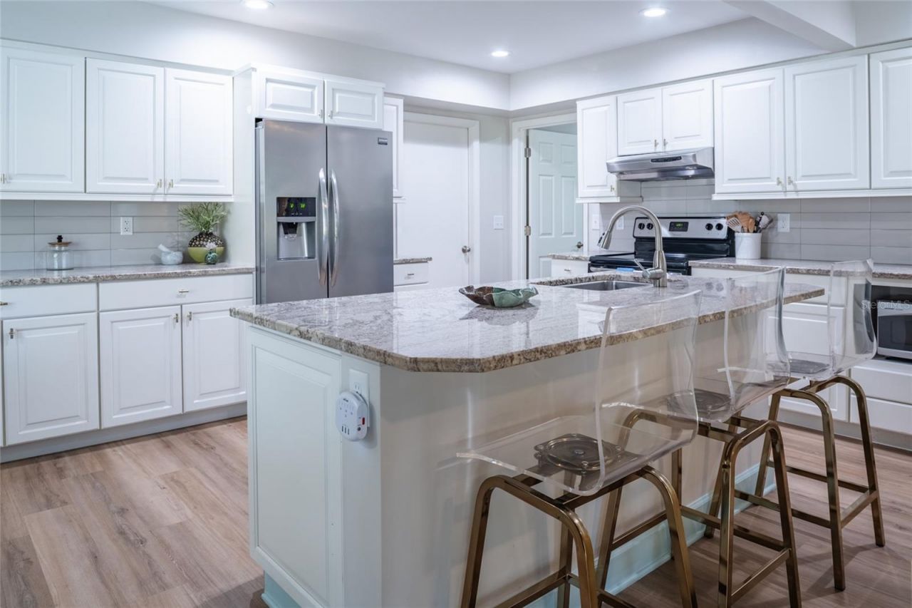 5005 Canterbury Drive , Sarasota, FL 34243 Photo