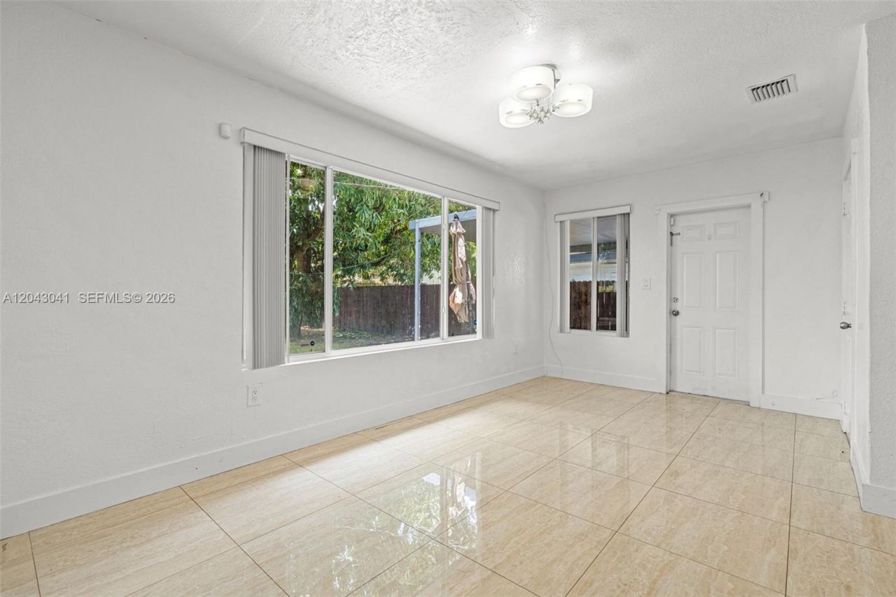 270 NW 51st Ave, Miami, FL 33126 Photo