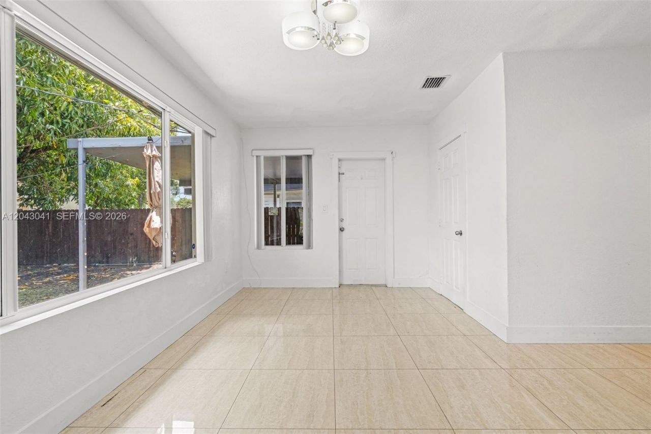 270 NW 51st Ave, Miami, FL 33126 Photo