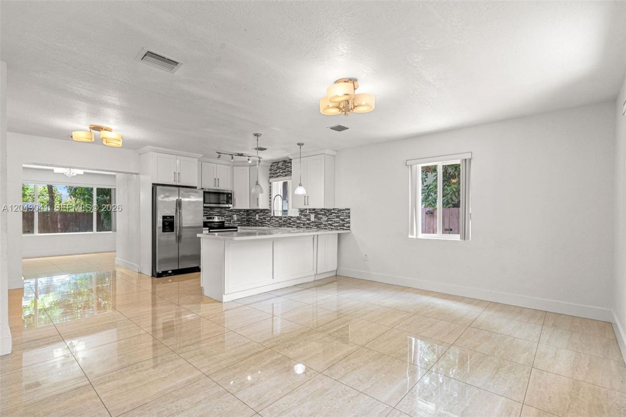 270 NW 51st Ave, Miami, FL 33126 Photo