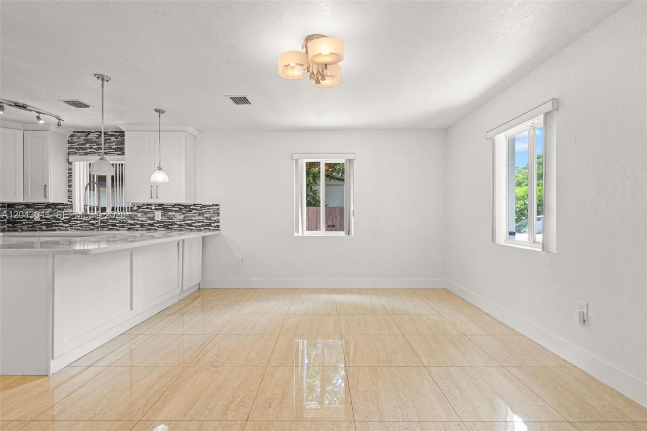 270 NW 51st Ave, Miami, FL 33126 Photo
