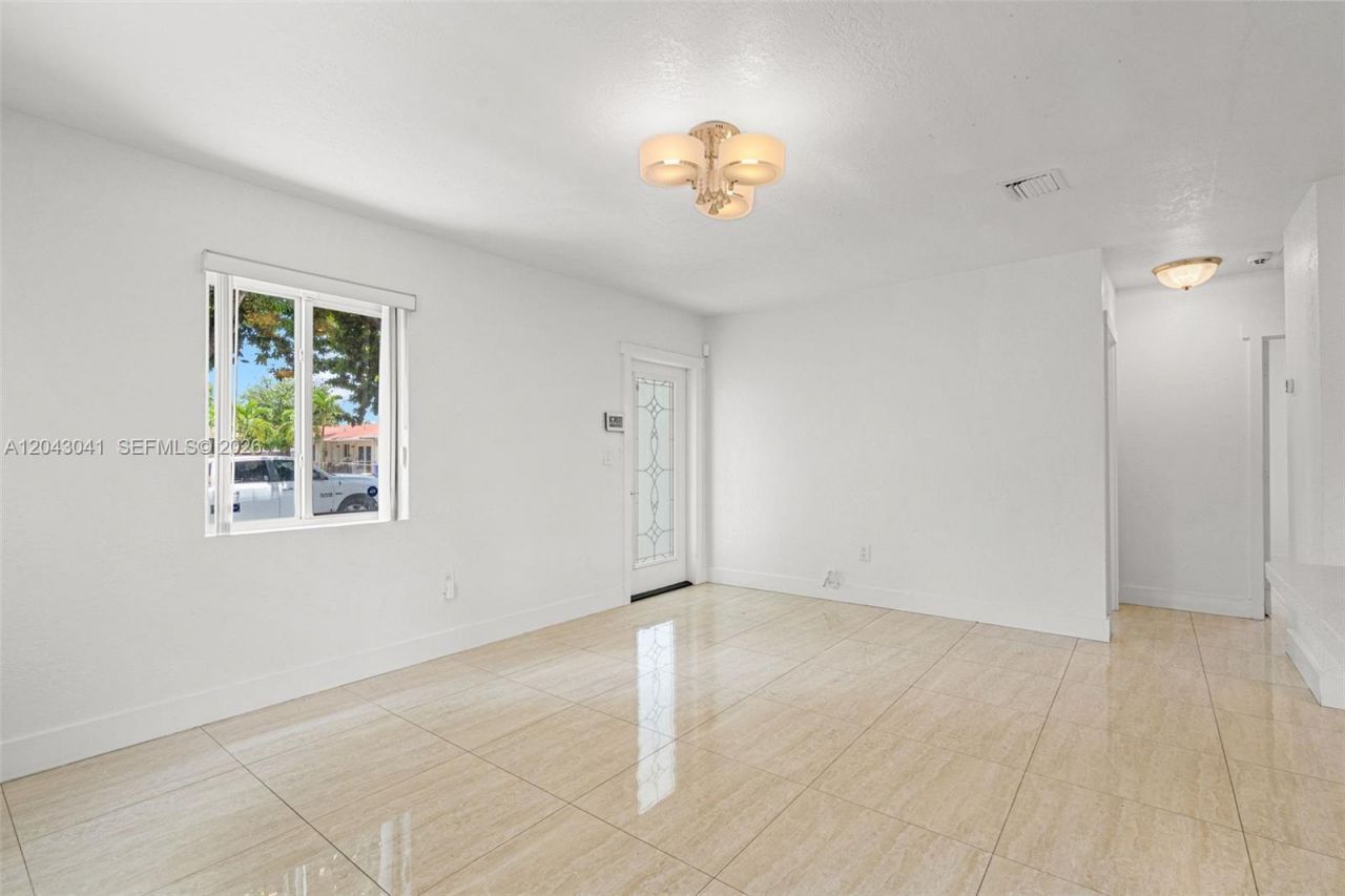 270 NW 51st Ave, Miami, FL 33126 Photo