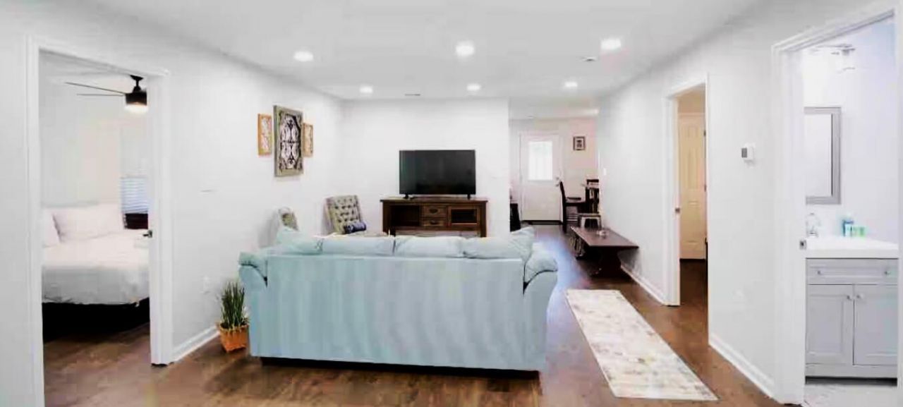5817 Chaucer Drive Photo 3