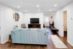 5817 Chaucer Drive photo 4
