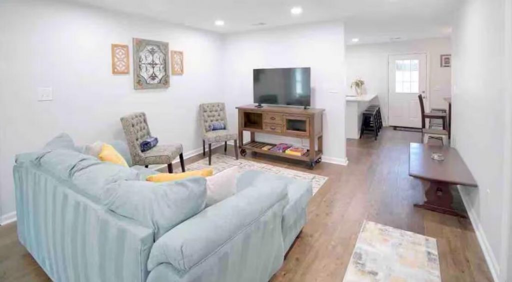 5817 Chaucer Drive Photo 4