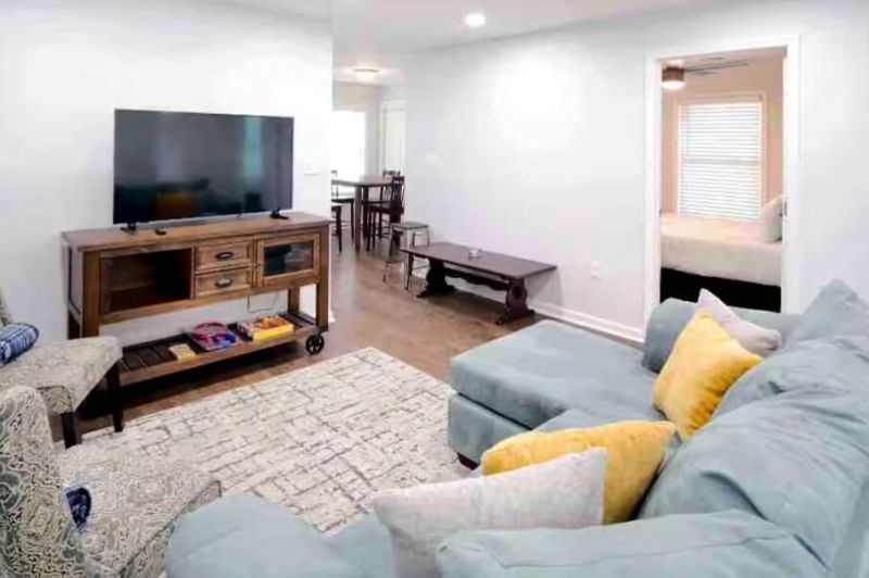 5817 Chaucer Drive Photo 5