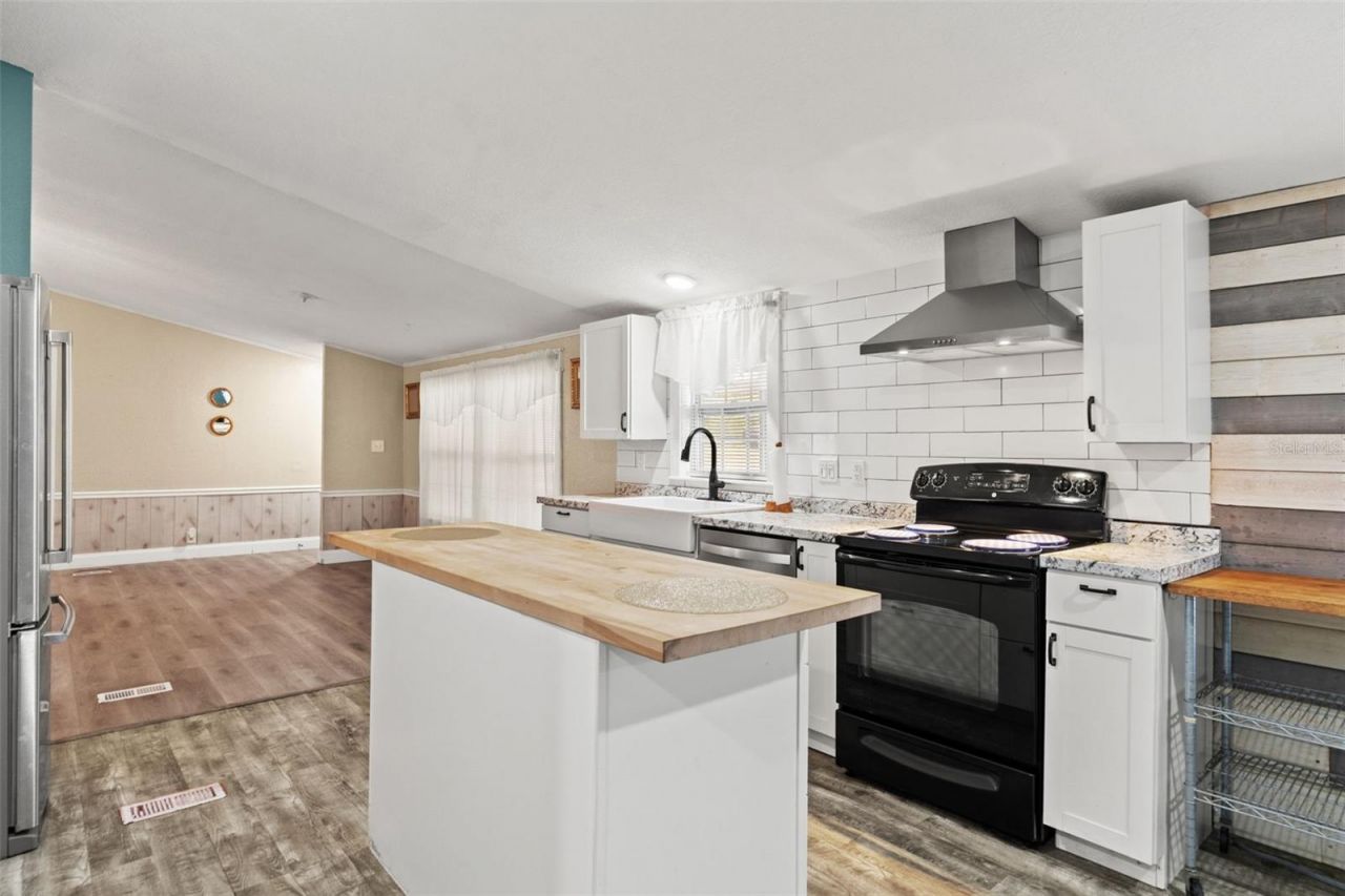 7876 Ridge Road , Weeki Wachee, FL 34613 Photo