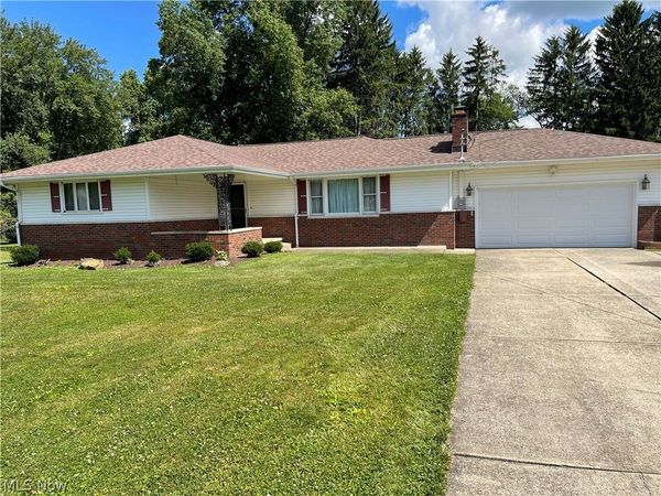 572 thomas Lane , Girard, OH 44420