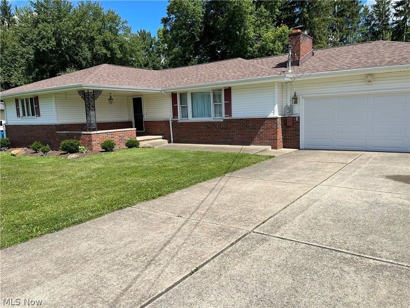572 thomas Lane, Girard, OH 44420 Photo 2